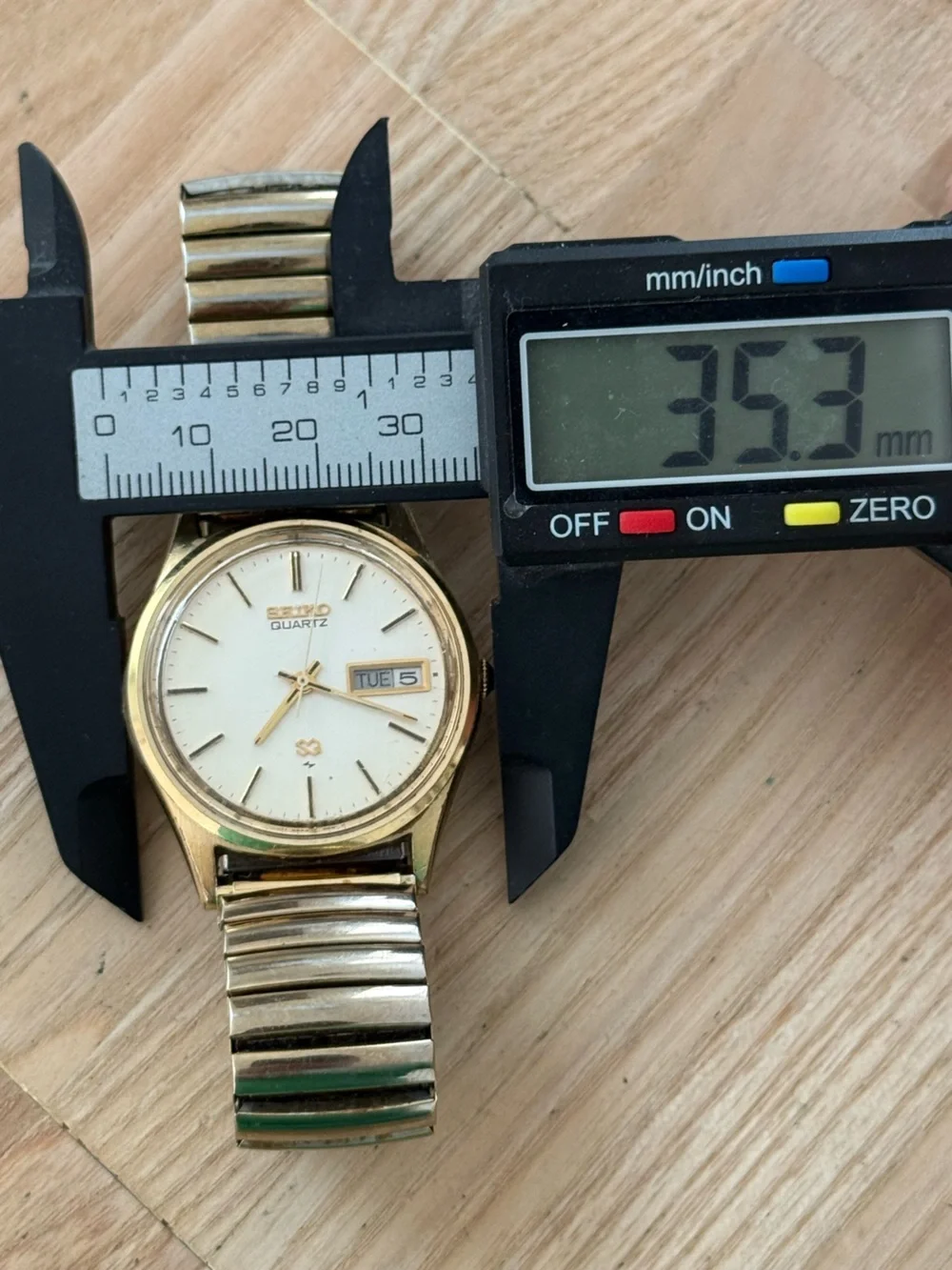 Seiko SQ Vintage Watch Gold Plated Bezel Case Stretch Bracelet Day Date